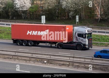 Ein HMM-Transportcontainer auf einem Silver Griffin-Lastwagen, Autobahn M40, Warwick, Großbritannien Stockfoto