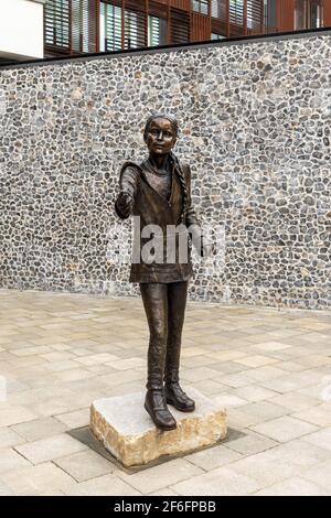 Greta Thunberg Statue auf Winchester University West Downs Campus, Hampshire, Großbritannien. Skulptur der Umweltaktivistin von Christine Charlesworth. Stockfoto