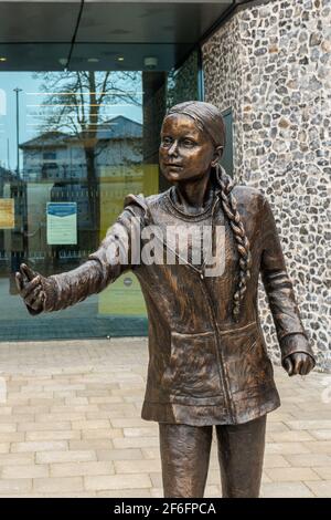 Greta Thunberg Statue auf Winchester University West Downs Campus, Hampshire, Großbritannien. Skulptur der Umweltaktivistin von Christine Charlesworth. Stockfoto