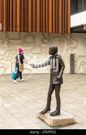 Greta Thunberg Statue auf Winchester University West Downs Campus, Hampshire, Großbritannien. Skulptur der Umweltaktivistin von Christine Charlesworth. Stockfoto