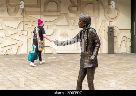 Greta Thunberg Statue auf Winchester University West Downs Campus, Hampshire, Großbritannien. Skulptur der Umweltaktivistin von Christine Charlesworth. Stockfoto