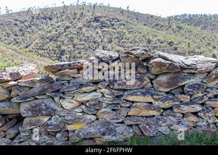 „trockener Stein“ oder „trockene Wand“. Gekennzeichnet durch die Verwendung von unbehauenen Stein in der Konstruktion von architektonischen Strukturen für landwirtschaftliche, Vieh ac Stockfoto