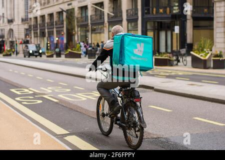 London, Großbritannien. März 2021, 31st. Deliveroo Kurier fährt entlang Regent Street liefern Takeaway Essen im Zentrum von London. Quelle: Pietro Recchia/SOPA Images/ZUMA Wire/Alamy Live News Stockfoto
