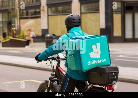 London, Großbritannien. März 2021, 31st. Deliveroo Kurier fährt entlang Regent Street liefern Takeaway Essen im Zentrum von London. Quelle: Pietro Recchia/SOPA Images/ZUMA Wire/Alamy Live News Stockfoto