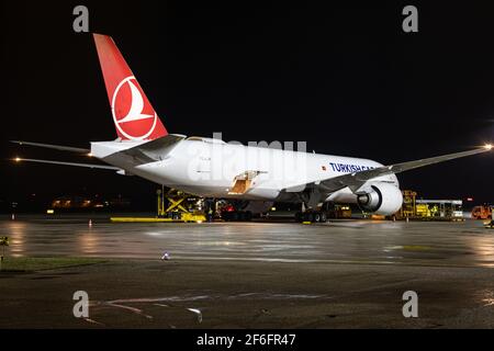 Hoersching, Österreich - März 21 2021: Eine Boeing 777F von Turkish Cargo Stockfoto