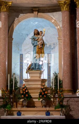 Statue des heiligen Joseph, São José in der Wallfahrtskirche von Sameiro in Portugal. Vater hält Sohn oder Vater hält ein Kind. Stockfoto