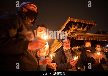 Kathmandu, Nepal. März 2021, 31st. Protestler mit brennenden Kerzen nimmt an einer Kerzenlichtmahnwache für diejenigen Teil, die bei Protesten während des Militärputsches in Myanmar auf dem Gelände des Basantapur Durbar Square, einem UNESCO-Weltkulturerbe, ums Leben kamen. Protest gegen den Militärputsch und die anhaltende Gewalt in Myanmar. (Foto: Prabin Ranabhat/SOPA Images/Sipa USA) Quelle: SIPA USA/Alamy Live News Stockfoto