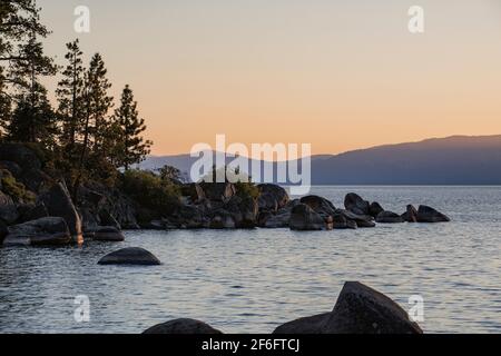 Küstenlinie am Lake Tahoe, Kalifornien Stockfoto