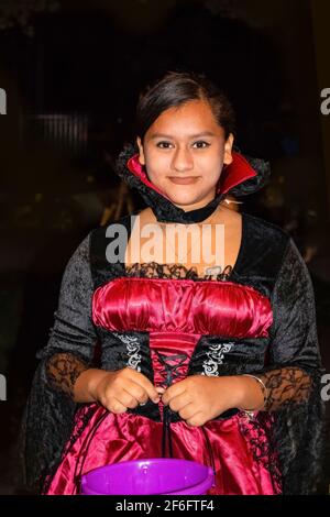 10-31-2017 Tulsa, OK hübscher hispanischer Teenager im bunten dracula Kostüm Trick oder Treating für Halloween Stockfoto