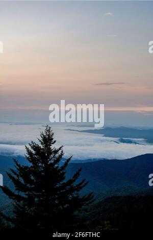 Die Sonne geht über wolkenübersäten Bergen auf, Great Smoky Mountains National Park, TN Stockfoto