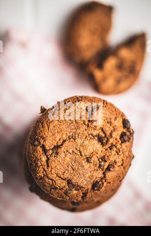 Leckere Kekse mit Schokolade. Süße Schokoladenkekse. Draufsicht. Stockfoto