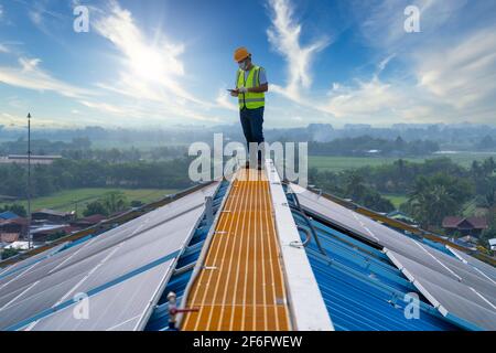 Solarenergie, Asian Engineering Arbeiten auf Dach Überprüfung und Wartung in Solarkraftwerk , Solarkraftwerk zur Innovation von grüner Energie für li Stockfoto