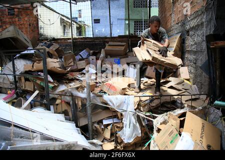 salvador, bahia, brasilien - 9. dezember 2020: Arbeiter werden in einem Unternehmen in der Stadt Salvador als Trennstoff für das Recycling gesehen. *** Lokale Bildunterschrift * Stockfoto