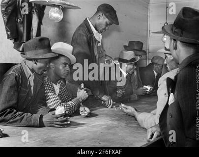 Männer, die ihr Geld in Gambling and Juke Joint, Samstagabend, außerhalb Clarksdale, Mississippi, USA, ausgeben, Marion Post Wolcott, U.S. Farm Security Administration, November 1939 Stockfoto