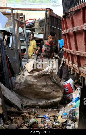 salvador, bahia, brasilien - 9. dezember 2020: Arbeiter werden in einem Unternehmen in der Stadt Salvador als Trennstoff für das Recycling gesehen. *** Lokale Bildunterschrift * Stockfoto