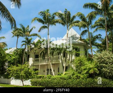 Wunderschönes zweistöckiges weißes Haus mit hohen Palmen und Zaun in Key West Florida USA Stockfoto