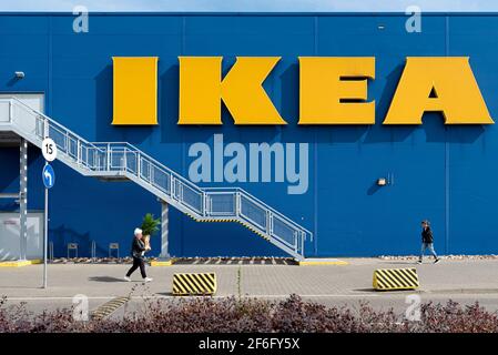 Warschau, Polen, 2020. September: Großes IKEA-Logo im Laden. IKEA, gegründet in Schweden, ist der weltweit größte Möbelhändler Stockfoto