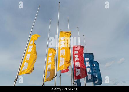 Warschau, Polen, September 2020: IKEA-Logo auf bunten Fahnen. IKEA, gegründet in Schweden, ist der weltweit größte Möbelhändler Stockfoto