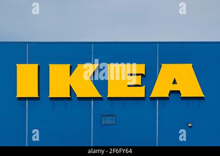 Warschau, Polen, 2020. September: Großes IKEA-Logo im Laden. IKEA, gegründet in Schweden, ist der weltweit größte Möbelhändler Stockfoto