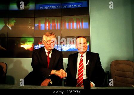 Lord Archer Konservativer Kandidat für London Mayor 1999 Lord Archer Wird als konservativer Kandidat für den Bürgermeister von London gewählt Schüttelt die Hand mit seinem rivak Steven Norris Stockfoto