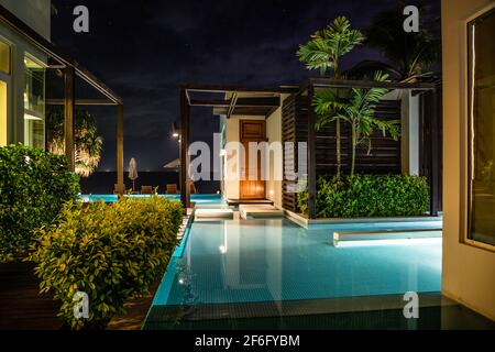 Phuket, Thailand - März 15 2015: Private Pool-Villen im Aleenta Phuket Resort and Spa Hotel während der Nacht Stockfoto