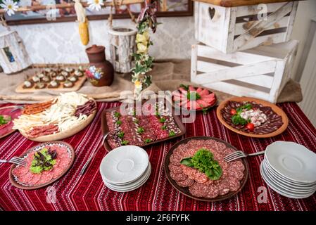 Schneiden verschiedener Fleischsorten. Hochzeitsbuffet Stockfoto