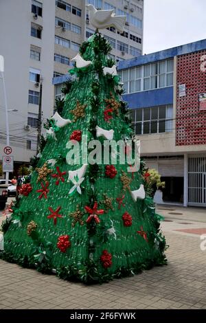 salvador, bahia, brasilien - 14. dezember 2020: Weihnachtsbaum aus dem Recycling von PET-Flaschen wird im Barra-Viertel in der Stadt Salvador gesehen. * Stockfoto