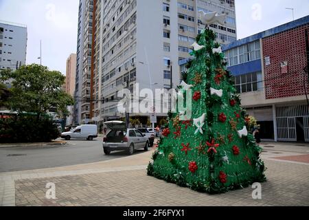 salvador, bahia, brasilien - 14. dezember 2020: Weihnachtsbaum aus dem Recycling von PET-Flaschen wird im Barra-Viertel in der Stadt Salvador gesehen. * Stockfoto