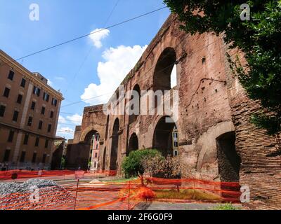 Zwei Aquädukte werden in der Nähe des größeren Tores oder der Porta Maggiore rekonstruiert. Die Stadtmauer Roms aus dem 3. Jahrhundert. Rom historische Sehenswürdigkeiten, Italien Stockfoto