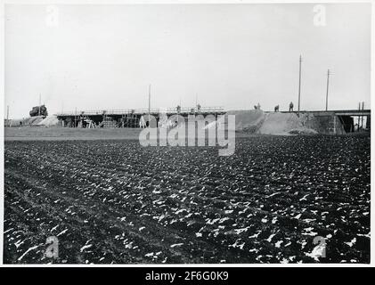 Wiederaufbau des Viadukts über die Malmö Ystads Eisenbahn, auf der Strecke zwischen Malmö und Trelleborg. Probenbeladung des provisorischen Viadukts. Stockfoto