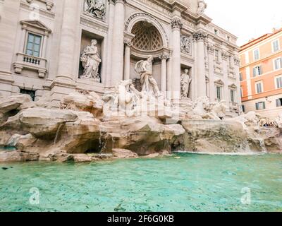 Trevi-Brunnen fließendes azurblaues Wasser aus der Nähe. Mit Aquädukt gefütterter Rokokobrunnen aus Marmor, von Nicola Salvi. Reise Sehenswürdigkeiten von Italien Stockfoto