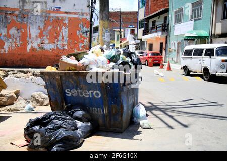 salvador, bahia, brasilien - 14. dezember 2020: Metallkiste für die Müllabfuhr ist auf der Straße in der Stadt Salvador zu sehen. Stockfoto