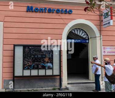 Monterosso, Ligurien, Italien. Juni 2020. Touristen am Eingang zum Bahnhof am Wasser. Stockfoto