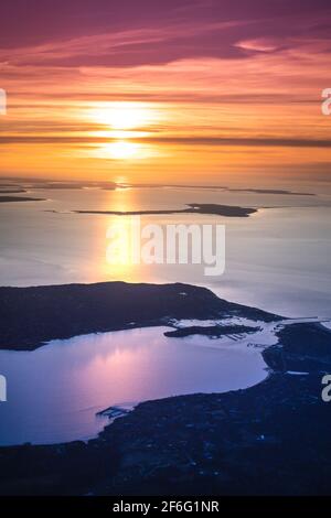 Luftaufnahme über Long Island New York mit farbenfrohem Sonnenuntergang Über der Great South Bay Stockfoto