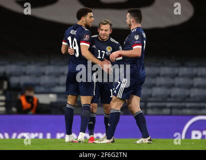 Der schottische Che Adams (links) feiert das dritte Tor seiner Mannschaft mit den Teamkollegen Ryan Fraser und John McGinn (rechts) während des FIFA-WM-Qualifikationsspiels 2022 in Hampden Park, Glasgow. Bilddatum: Mittwoch, 31. März 2021. Stockfoto