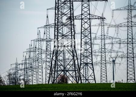 Teil einer neuen Streckenführung, 380 KV Hochspannungsleitung zwischen Osterath und Gohr, bei Rommerskirchen, Rhein-Kreis Neuss, NRW, Deutschland, Stockfoto