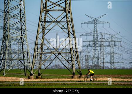 Teil einer neuen Streckenführung, 380 KV Hochspannungsleitung zwischen Osterath und Gohr, bei Rommerskirchen, Rhein-Kreis Neuss, NRW, Deutschland, Stockfoto