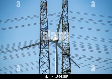 Teil einer neuen Streckenführung, 380 KV Hochspannungsleitung zwischen Osterath und Gohr, Windturbine, Dormagen-Broich, NRW, Deutschland, Stockfoto