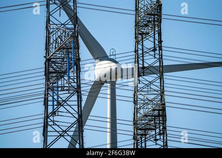 Teil einer neuen Streckenführung, 380 KV Hochspannungsleitung zwischen Osterath und Gohr, Windturbine, Dormagen-Broich, NRW, Deutschland, Stockfoto