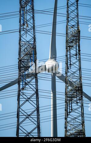 Teil einer neuen Streckenführung, 380 KV Hochspannungsleitung zwischen Osterath und Gohr, Windturbine, Dormagen-Broich, NRW, Deutschland, Stockfoto