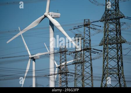 Teil einer Streckenführung, 380 KV Hochspannungsleitung, Windturbine, bei Hüchelhoven, Kreisstadt Bergheim, Rhein-Kreis-Neuss NRW, Deutschland, Stockfoto