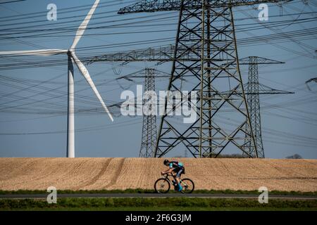 Teil einer Streckenführung, 380 KV Hochspannungsleitung, Windturbine, bei Hüchelhoven, Kreisstadt Bergheim, Rhein-Kreis-Neuss, NRW, Deutschland, Stockfoto