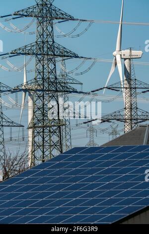 Streckenverlauf, 380 KV-Hochspannungsleitung, Windturbine, Solardach eines Unternehmens, Energiemix, bei Büsdorf, Kreisstadt Bergheim, Rhein-Kreis-Neus Stockfoto