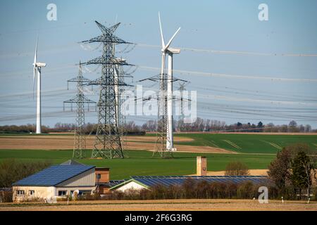 Streckenverlauf, 380 KV-Hochspannungsleitung, Windturbine, Solardach eines Unternehmens, Energiemix, bei Büsdorf, Kreisstadt Bergheim, Rhein-Kreis-Neus Stockfoto