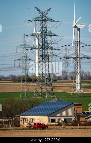 Streckenverlauf, 380 KV-Hochspannungsleitung, Windturbine, Solardach eines Unternehmens, Energiemix, bei Büsdorf, Kreisstadt Bergheim, Rhein-Kreis-Neus Stockfoto