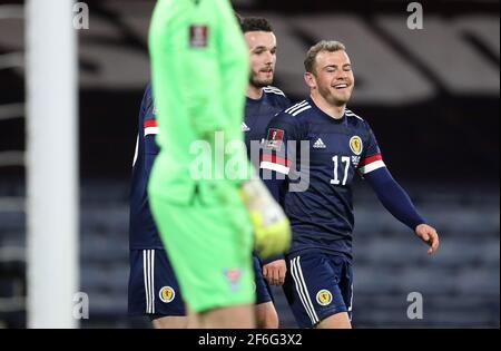 Der Schottlands Ryan Fraser (rechts) feiert das vierte Tor des Spiels während des FIFA-WM-Qualifikationsspiels 2022 im Hampden Park, Glasgow. Bilddatum: Mittwoch, 31. März 2021. Stockfoto