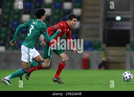 Der nordirische Jamal Lewis (links) und der bulgarische Birsent Karageren kämpfen während des FIFA World Cup Qualifying-Spiels 2022 im Windsor Park, Belfast, um den Ball. Bilddatum: Mittwoch, 31. März 2021. Stockfoto