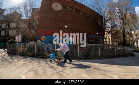 New York, USA. März 2021, 30th. Ältere Frau mit ihrem Wanderer in Chelsea in New York am Dienstag, 30. März 2021. (ÂPhoto von Richard B. Levine) Quelle: SIPA USA/Alamy Live News Stockfoto