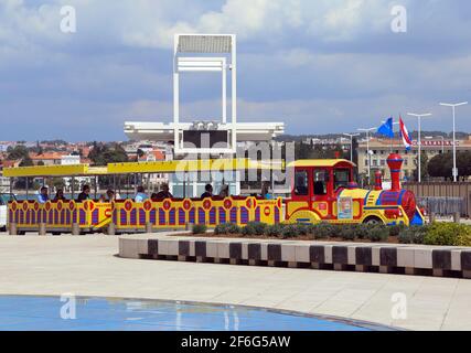 Fun Train, kleiner Touristenzug, der rund um die Altstadt von Zadar, Kroatien, fährt Stockfoto