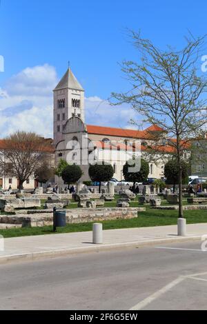 Blick über den Altstadtplatz auf die St. Mary's Church, ein Benediktinerkloster in Zadar, Kroatien Stockfoto